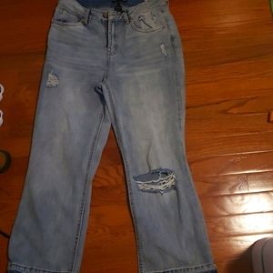 Light washed ripped jeans ,ankle length perfect for a heal moment 👌 never worn.